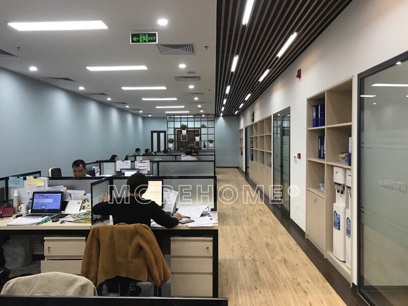Đội ngũ thi công của MoreHome đã thực hiện hình ảnh nội thất văn phòng hiện đại để đảm bảo sự hài lòng tối đa của khách hàng.